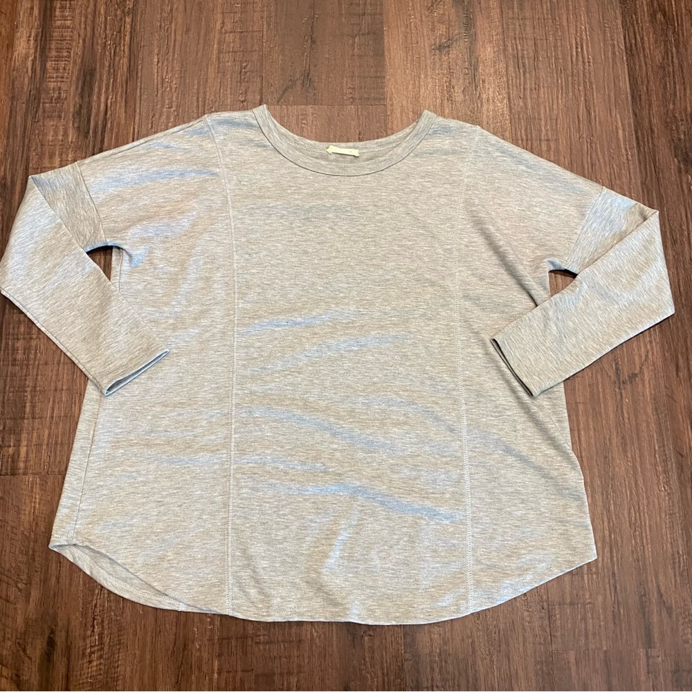 Viamor Gray Long Sleeve Casual Top from Flaunt Boutique Size M